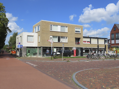 908225 Gezicht op het hoekpand Zandweg 133-Castellumlaan 2 te De Meern (gemeente Utrecht), dat deels leeg staat en ...